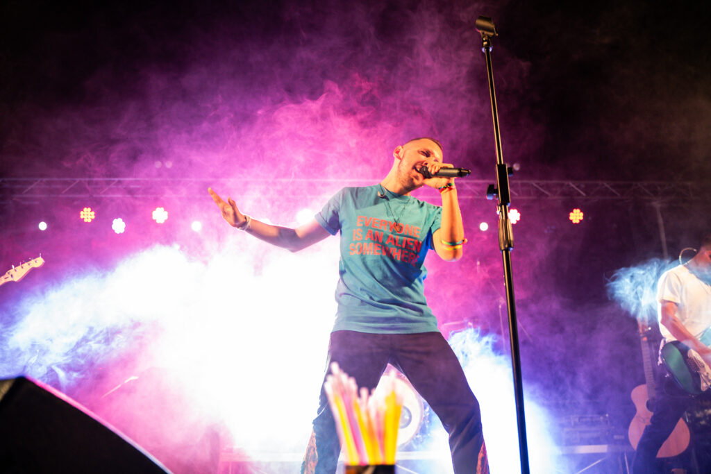 cantante dei paradise canta durante un live tributo ai Coldplay