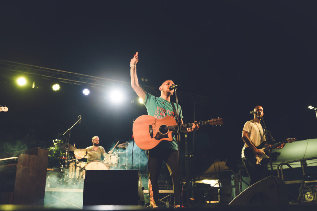 la tribute band ai Coldplay, Paradise, durante un concerto all'aperto