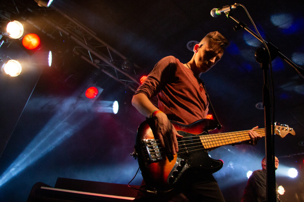 bassista della tribute band durante un live in un locale