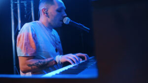 il cantante dei Paradise esegue un brano al piano durante un tributo ai Coldplay
